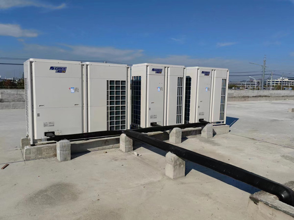 中央空調(diào)室外機(jī)組與室內(nèi)機(jī)組施工現(xiàn)場實裝